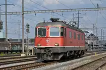 Re 6/6 11650 durchfährt den Bahnhof Pratteln. Die Aufnahme stammt vom 02.05.2016.
