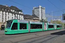 Be 6/8 Combino 306, mit einer Teilwerbung für Calzedonia, bedient Haltestelle der Linie 6 am Badischen Bahnhof. Die Aufnahme stammt vom 04.05.2016.