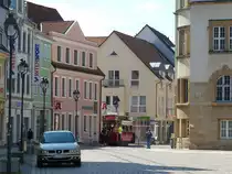 Die Pferdestraßenbahn fährt nicht nach BOStrab (der sonst bei allen Straßenbahnen angewendeten  Verordnung über den Bau und Betrieb der Straßenbahnen ). Sie wurde vom TÜV abgenommen, die körperliche Belastung der abwechselnd eingesetzten Pferde wurde durch einen Tierschutzexperten untersucht. Das Miteinander mit dem Autoverkehr funktioniert durch Handzeichen, dieser fließt allerdings mäßig, so dass er kein Problem darstellt. 7.5.2016, Döbeln