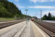 Blick auf den Bahnhof Rosenbach, am 5.5.2016.
Heute wird nur mehr am neuen Inselbahnsteig gehalten, der Hausbahnsteig hat inzwischen ausgedient. Heute halten hier als einziges nur mehr Züge der Linie S2 aus Villach. Weiter in Richtung Jesenice kommt man direkt von Rosenbach nicht mehr, da vor ein paar Jahren der letzte IC nach Ljubljana, diese hier Halt machte, gestrichen wurde.
Der einzige internationale Zug dieser in Rosenbach noch Halt macht ist Mo-Fr die S2 4962 von Jesenice nach Villach Hbf.