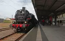 Am 30.04. und 01.05.2015 war Saisoneröffnung im BW Glauchau bei der IG Traditionslok 58 3047 e.V.. Dazu hatte man an den beiden Tagen eine kleine Rundfahrt mit der 86 1333-3 von Glauchau über Zwickau, Werdau, Crimmitschau, Gößnitz zurück über Meerane nach Glauchau durchgeführt.

86 1333-3 steht am 30.04.2016 bei ihrer zweiten Runde in Zwickau (Sachs) Hbf und wartet auf die Abfahrt.