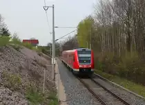 612 175 fährt am 30.04.2016 als RE 3909 (Erfurt - Glauchau (Sachs)) durch die Ortslage von Dennheritz.
Dieser Triebwagen ist einer mit wieder funktionierenden Neigetechnik, zu erkennen an den blauen Punkt in der Scheibe. Im Dezember 2015 fand man ein technischen Defekts an der Neigetechnik, dies führte dazu das alle 612 und aber auch 611 die Neigetechnik abgeschalten wurde. 