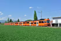 SlowUp Solothurn-Bucheggberg 2016: Die RE's Solothurn-Bern verkehrten heute in Doppeltraktion, Seite Bern war jeweils ein Seconda eingereiht. Diese werden planm�ssig nicht mehr bis Solothurn eingesetzt; RE 1152 bestehend aus dem Seconda 62 und dem Next 34 in der Limpachebene zwischen Lohn-L�terkofen und B�tterkinden, 08.05.2016.
