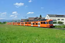 SlowUp Solothurn-Bucheggberg 2016: Die RE's Solothurn-Bern verkehrten heute in Doppeltraktion, Seite Bern war jeweils ein Seconda eingereiht. Diese werden planm�ssig nicht mehr bis Solothurn eingesetzt; RE 1156 bestehend aus dem Seconda 71 und dem Next 25 in der Limpachebene zwischen Lohn-L�terkofen und B�tterkinden, 08.05.2016.
