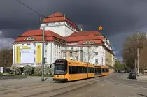 Dresden Tw 2808 erreicht den Postplatz aus der Ostra-Allee kommend, 24.04.2016.