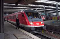 Die Zugbegleiterin des RE 4048 redet noch kurz mit dem Triebfahrzeugf�hrer bis die fahrt um 17:05 mit ca. 200 Km/h nach N�rnberg geht. M�nchen Hbf am 24.03.2007