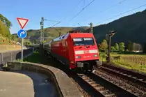 Durch Trechtingshausen gen Bingen fahrend ist die 101 119-6 mit eine IC vor meine Linse am Donnerstag den 5.5.2016 