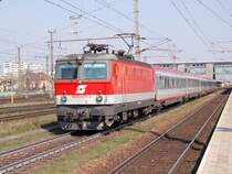 IC 642  Hotel IBIS   ist einer der wenigen Fernreisez�ge auf der Westbahn die nicht mit einem Taurus bespannt sind. Am 27.03.2007 brachte die 1044 025 die Fahrg�ste von Wien nach Salzburg.Zu sehen ist der Zug wie er gerade Wels verl�sst. 