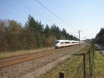 ICE 3 auf der NBS Stuttgart Mannheim bei Kilometer 36. Der Holzstabel, von dem das Foto aufgenommen wurde, kam mir sehr gelegen, um nicht den Zaun im Bild zu haben. Aber eine Frage mal: Was bedeutet der rote Punkt an der Frontscheibe?(Ist auf der verkleinerten Version hier nicht zu erkennen)