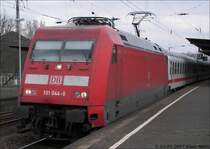 BR 101 044-6 mit einer Beule in der Front des FS2 vor dem IC Norddeich-Luxembourgh in Wanne-Eickel Hbf. 26.03.2007
