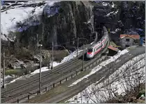 Ein Trenitalia ETR 610 verlässt als EC 17 den Wattinger Kehrtunnel bei Wassen.
17. März 2016