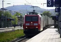 185 058-5 DB kommt durch den Wittlicher-HBF aus Richtung Trier-Ehrang und fährt in Richtung Koblenz mit einem Mega-Combi-Zug aus Merzig(D) nach Köln-Niehl(D).
Aufgenommen vom Bahnsteig 2 in Wittlich-Hbf. 
Bei Sommerwetter am Nachmittag vom 6.5.2016.