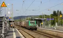 Eine 437008 von SNCF kommt aus Richtung Koblenz mit einem Papierzug aus Köln-Gremberg nach Frankreich und fuhr durch den Wittlicher-Hbf in Richtung Trier-Ehrang.
Aufgenommen vom Bahnsteig 1 in Wittlich-Hbf. 
Bei Sommerwetter am Abend vom 6.5.2016. 