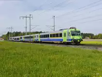 BLS - Regio nach Thun via Burgdorf an der Spitze der Steuerwagen  ABt 50 85 80-35 967-9 unterwegs bei Lyssach am 30.04.2016