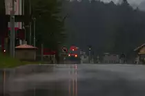 Am Abend des 10.Mai 2016 stellte sich Regenwetter ein . R8567 wird seit einigen Jahren mit den Altbewährten Doppelstockwagen geführt . Hier bei der Einfahrt in die Betriebsstelle Schwanberg.   