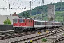 Re 4/4 II 11128 durchfährt den Bahnhof Sissach. Die Aufnahme stammt vom 09.05.2016.
