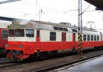 Motor- und Endwagen 560 014-3 der ZSSK am 22.03.2007 in Bratislava Nova Mest.