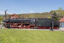 044 389-5 ist als Denkmallok in Altenbeken aufgestellt. Die Maschine wurde 1941 von Henschel in Kassel gebaut. Zum Kriegsende in Braunschweig war die Lok stark beschädigt und wurde 1947 in Kassel aufgearbeitet. Danach wurde sie in Soest und Paderborn, zuletzt in Ottbergen eingesetzt. Ihre letzte Fahrt trat sie am 14.10.1977 nach Paderborn an, wo sie vom Tender getrennt aus dem Gleis genommen und per Tieflader auf der Straße zurück nach Altenbeken gebracht wurde. Dabei führte der Weg unter den Viadukt hindurch. 044 389-5 dürfte somit die einzige Maschine sein, die den großen Altenbekener Viadukt von oben und unten gesehen hat. 02.05.2016