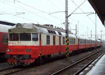 F�nfteiliger Elektrischer Triebzug 560 013-5 / 014-3 der ZSSK, bestehend aus den beiden Motor- und Endwagen 560 014-3 und 560 013-5 und drei Zwischenwagen BR 060 am 22.03.2007 in Bratislava Nova Mest.