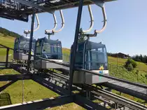 Seilbahn Beatenberg (1127,30 m.ü.M.) – Niederhorn (1935 m.ü.M.) Mittelstation Vorsass. 1946 wurde das Niederhorn mit einer Sesselbahn vom Dorf Beatenberg auf die Bergspitze erschlossen. Dies war der Vorläufer der 3-Seil-Gruppenumlaufbahn, die 1997 eröffnet wurde. Bei der aktuellen Bahn handelt es sich um die erste und bislang einzige derartige Bahn in der Schweiz. Bahntyp: 3-Seil-Gruppenumlaufbahn. Anzahl Gondeln: 4 Gruppen à je 3 Gondeln. Schräge Länge der Bahn: 2'493 m. Höhendifferenz: 807,70 m. Fahrzeit: 9,2 min. - 18.07.2012    