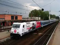 Neue Woche - neue Werbelok von MÁV!
Die 480 013 ab 10.05.2016. ist Werbelok für Magyar Máltai Szeretetszolgálat (Malteser Hilfsdienst).
Heute war ist erste Einsatztag zw. Budapest und Sopron. 
480 013 mit dem IC932 in Bf. Komárom
11.05.2016. 