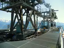 Seilbahn Beatenberg (1127,30 m.ü.M.) – Niederhorn (1935 m.ü.M.) Bergstation Niederhorn. 1946 wurde das Niederhorn mit einer Sesselbahn vom Dorf Beatenberg auf die Bergspitze erschlossen. Dies war der Vorläufer der 3-Seil-Gruppenumlaufbahn, die 1997 eröffnet wurde. Bei der aktuellen Bahn handelt es sich um die erste und bislang einzige derartige Bahn in der Schweiz. Bahntyp: 3-Seil-Gruppenumlaufbahn. Anzahl Gondeln: 4 Gruppen à je 3 Gondeln. Schräge Länge der Bahn: 2'493 m. Höhendifferenz: 807,70 m. Fahrzeit: 9,2 min. - 18.07.2012