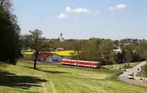 Die Kirche von Ebersberg samt Rapsfeld bot sich am 07.05.16 förmlich als Hintergrund für 628 596-9 an, der gleich den Bahnübergang in Oberndorf auf seinem Weg von Grafing Bahnhof nach Wasserburg (Inn) überquert.
