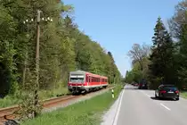 Hinter Forsting in Richtung Edling verläuft die KBS 948 Wasserburg (Inn) - Grafing Bahnhof direkt entlang der B304, natürlich noch mit der sehenswerten Telegrafenleitung.
So wurde 628 596-9 am 07.05.16 im Bild festgehalten, als er in Streckenhöchstgeschwindigkeit seinen nächsten Halt Forsting ansteuerte.