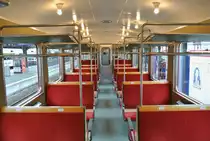 Innenansicht des B 10 der RHB. Noch ziemlich im Originalzustand ist der Wagen auch im Jahre 2015 noch, nur die Kopfst�tzen fehlen, und die Sitze wurden mit Polster bezogen, Rorschach Hafen, 29.11.2015.