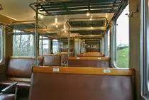 Historisch anmutend ist der B 11 der RHB; Die beiden EWI (mit Leichtmetall-Kasten Aluminium-Kasten) wurden 1971 von der SBB �bernommen. Dieser Wagen hat noch die urspr�ngliche Beleuchtung, die alten Sitzbez�ge und Sitze sowie die Faltenbalge, 29.11.2015.