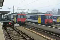 Kurz vor dem Ausscheiden der RBe aus dem Plandienst bei den OeBB; Balsthal, 07.12.2015: Beide RBe's auf einem Bild: Links der Regio nach Oensingen bestehend aus dem RBe 205, AB EWII 505 und BDt EWI 905, rechts der RBe 206.