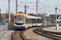 rnv-Tramwagen 4147 als Linie 5 (Seckenheim OEG-Bahnhof - Seckenheim Pforzheimer Straße), am 24.3.2016 bei der Einfahrt in den Bahnhof Käfertal. Momentan kann die Linie 5 nicht die volle Runde fahren, da aufgrund von Bauarbeiten an der Haltestelle Seckenheim Rathaus zwischen Seckenheim Pforzheimer Straße und Seckenheim OEG-Bahnhof ein SEV verkehrt.
