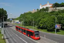 Tw.7515 erreicht die Haltestelle Novy Most, im Hintergrund die Burg von Bratislava. (07.05.2016)