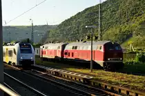 Als MRB 32 nach Mainz Hbf ist der 460 007-7 beim Verlassen von Oberwesel zu sehen,
hier fährt er an den wartenden Dieselloks 215 086-0 und 218 484 vorbei. 8.5.2016