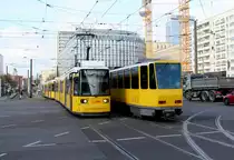 Berlin BVG SL M4 (GT6-97 1062 (Adtranz 1997)) Otto-Braun-Straße / Mollstraße am 22. April 2016.