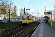 Berlin BVG SL M4 (KT4D + KT4D) Otto-Braun-Straße am 22. April 2016.