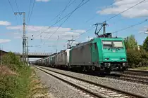 Alpha Trains/Crossrail 185 577-4 am 18.04.2015 zusammen mit Macquarie European Rail/Crossrail 185 580-8  Jana  und einem T.T.S.-Containerzug in Müllheim (Baden) und fuhren in Richtung Basel. Heute sind beide Loks nicht mehr bei für die Crossrail AG unterwegs, sondern die 185 577-4 fährt für die IGE und die 185 580-8 fährt mit neuer Beklebung für Captrain/ITL.