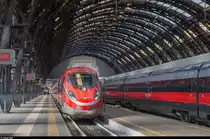 Frecciarossa 1000 / ETR 400 022 steht am 4. Mai 2016 im Bahnhof Milano Centrale. Daneben der soeben eingetroffene ETR 500 als Frecciarossa 9623 nonstop nach Roma Termini.