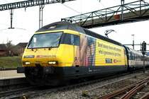 Re 460 042-5. Western Union Werbung in englisch !! Im Bhf. Frick (Kanton Aargau) wartet der InterRegio auf sein Abfahrtssignal, f�r die Weiterfahrt nach Z�rich. 25.3.2007