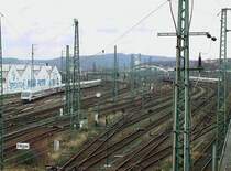 Hagen Hbf, �stliche Ausfahrt. Rechts oben  ist ein ICE zu erkennen.
In der Halle dort, werden verschiedene ICE von Siemens ausger�stet. Aufn. M�rz 2007  
