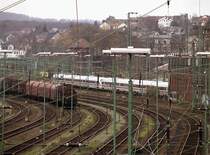 Was f�r ein ICE k�nnte das sein? Kein Stromabnehmer zu erkennen!
Normalerweise verkehren derartige Fahrzeuge nicht in dieser Gegend.
Mit Tele rangezoomt.
M�rz 2007