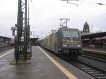 Die 101-141  Azubis der DB gegen Hass und Gewalt  steht am 18.03.07 am Gie�ener Bahnhof als Schublok f�r den IC 2373 nach Stralsund (siehe auch Bild 92446)