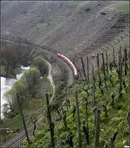 Zug am Weinberg -

Ein Regionalexpress-Zug auf dem Weg nach Stuttgart passiert zwischen Walheim und Besigheim im Neckartal steile Weinberglagen.

10.04.2016 (M)