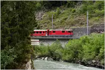 RE1744 mit der Ge 4/4 II 614  Schiers  bei der Hochwassermarke zwischen Trin und Reichenau-Tamins. (15.05.2016)