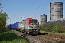 Die PKP Cargo Lokomotive 193 502 mit Güterzug am 21.04.2016
vor den Gasometern in Bottrop. 