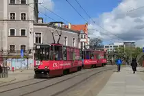 Wroclaw Tw 2392 und 2391 überqueren die Oder mit einem Laufweg über die Insel  Wyspa Piasek , 25.04.2016.