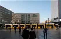 Platz für Passanten und Trambahnen -

Ohne sich gegenseitig zu stören nutzen sowohl die Fußgänger als auch die Straßenbahnen die große Fläche des Alexanderplatzes in Berlin.

Aufgrund der Lichtverhältnisse und der Regennässe mein Lieblingsbilde meiner Berliner Trambilder.

25.02.2016 (M)