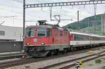 Re 4/4 II 11200 durchfährt den Bahnhof Sissach. Die Aufnahme stammt vom 09.05.2016.