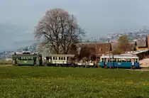 BC: Schweizer Dampf-Festival 2016. Infolge der unsicheren Wetterprognosen habe ich diesen alljährlichen wiederkehrenden Grossanlass am Genfersee zu Hause anhand von Archivbildern aus Vorjahren erlebt. Pendelzug mit Strassenbahn Ce 2/3 28 ehemals TL, Personenwagen C4 121 ehemals TN, L 60 ehemals LLB und Ce 2/2 182 ehemals BStB bei Cornaux im Mai 1986.
Foto: Walter Ruetsch 