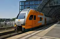 445 103-5 ist als RE2 (RE63854) von Wittenberge nach Berlin Ostbahnhof unterwegs, hier verlässt der Triebzug gerade den Hauptbahnhof der Bundeshauptstadt. (13.5.2016)